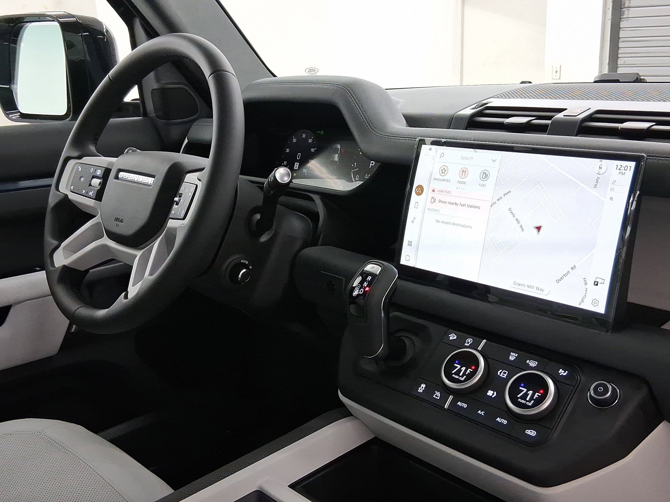 2025 Land Rover Defender 110 S photo 3