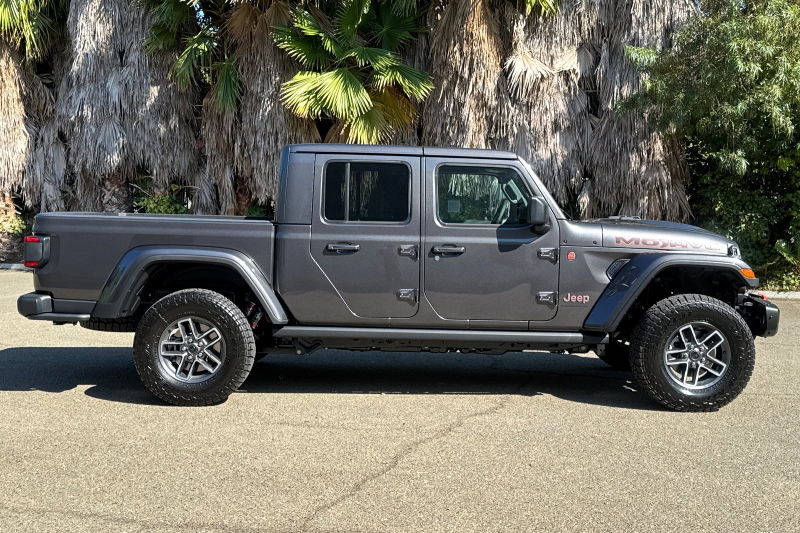 2025 Jeep Gladiator Mojave photo 2