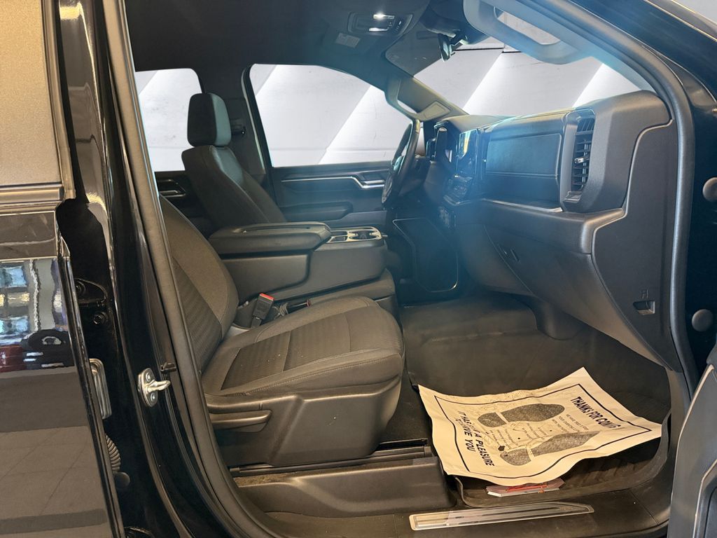 2023 Chevrolet Silverado 1500 RST photo 12