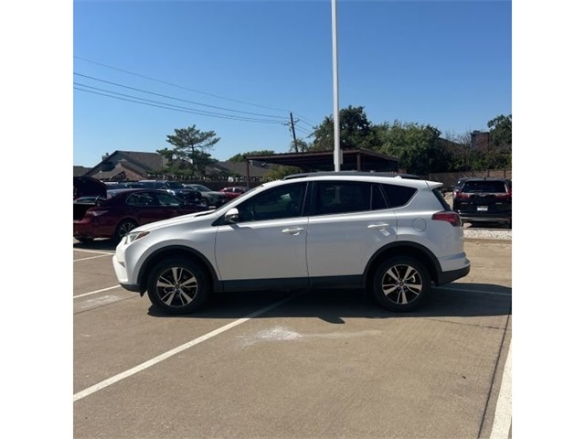 2017 Toyota RAV4 XLE photo 4