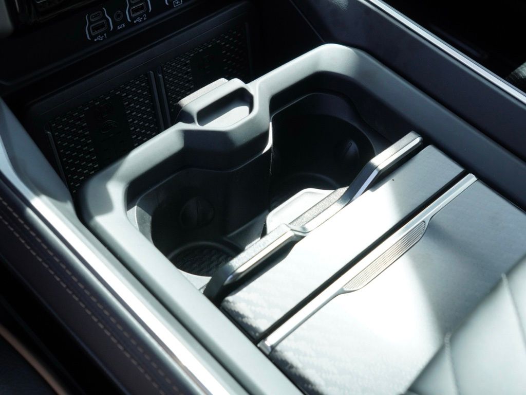 New 2026 Diamond Black Crystal Pearl-Coat Exterior Paint RAM Tungsten image 20