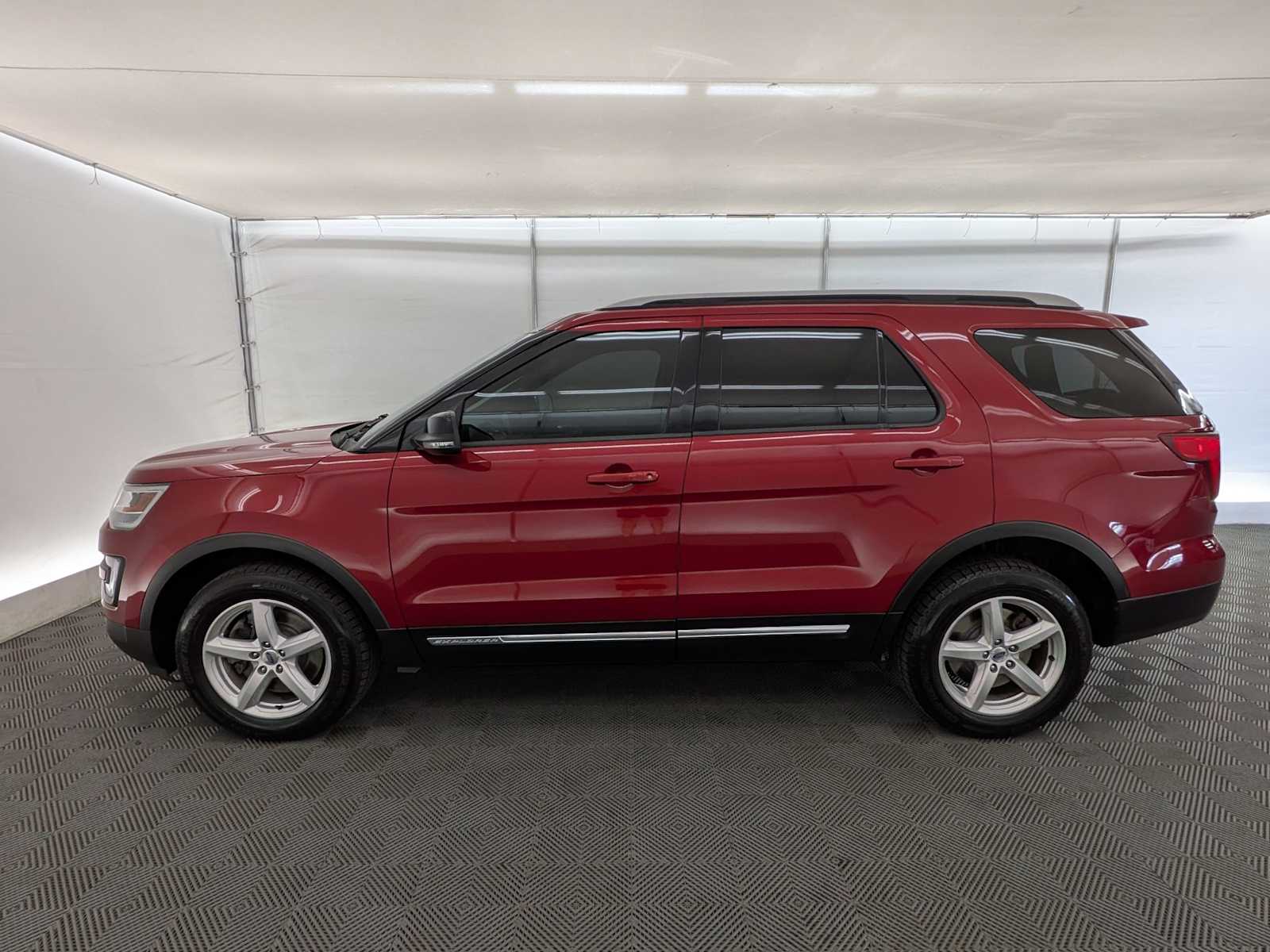 2017 Ford Explorer XLT photo 3
