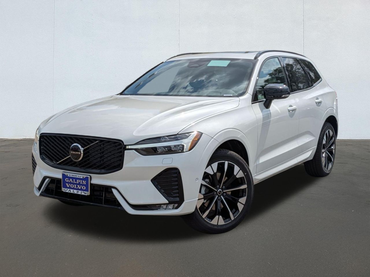 2026 Volvo XC60 Plus's photo
