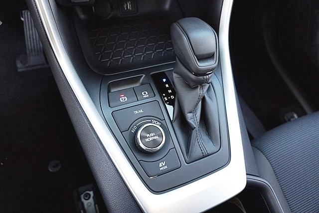 Used 2025 White Toyota LE image 29