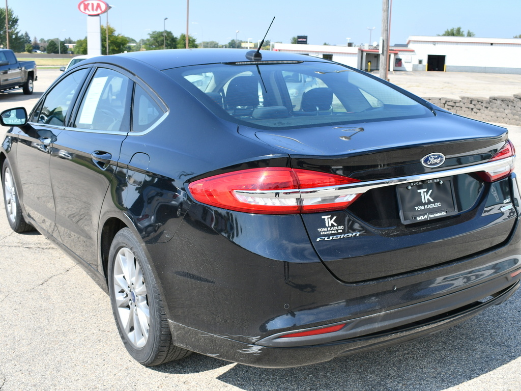 2017 Ford Fusion SE photo 4