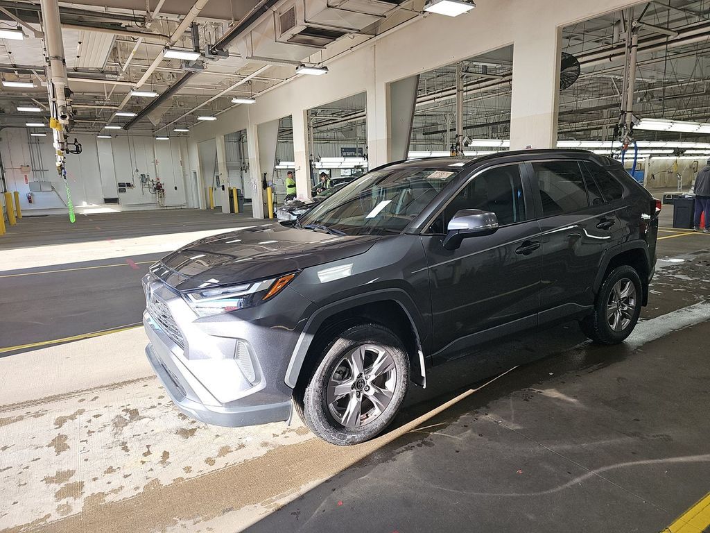2025 Toyota RAV4 XLE's photo