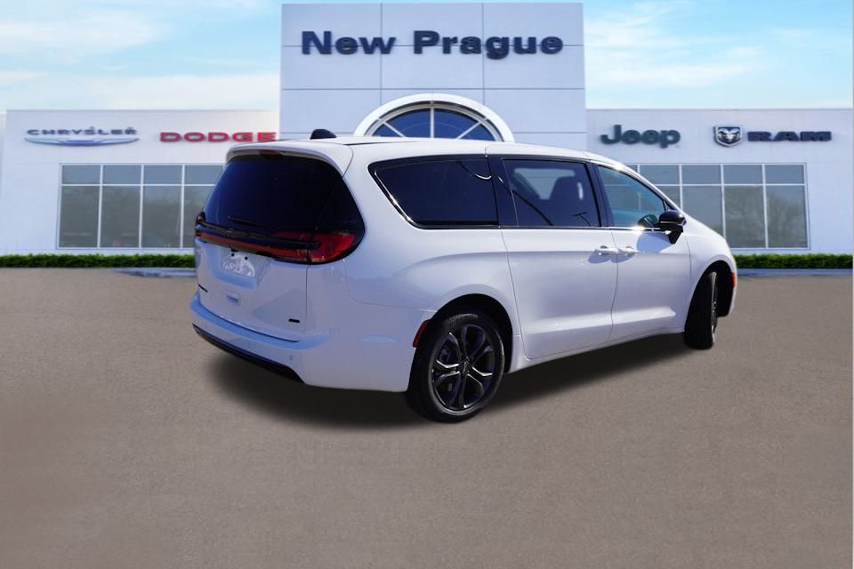 2026 Chrysler Pacifica photo 2