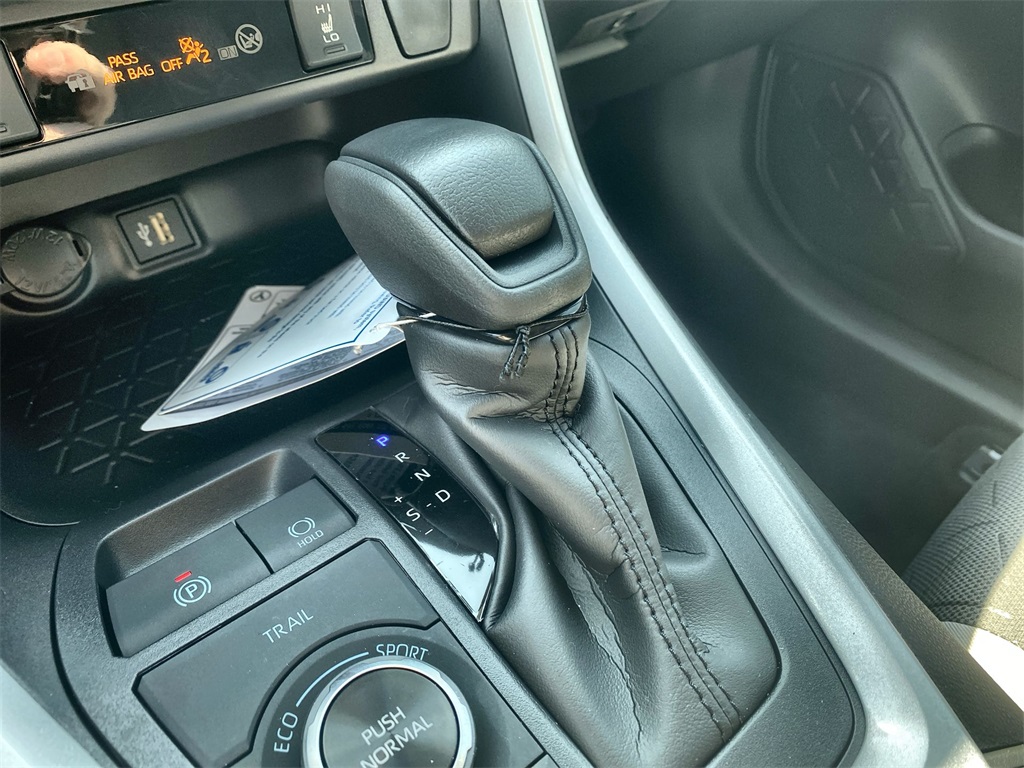 2025 Toyota RAV4 Hybrid XLE photo 21