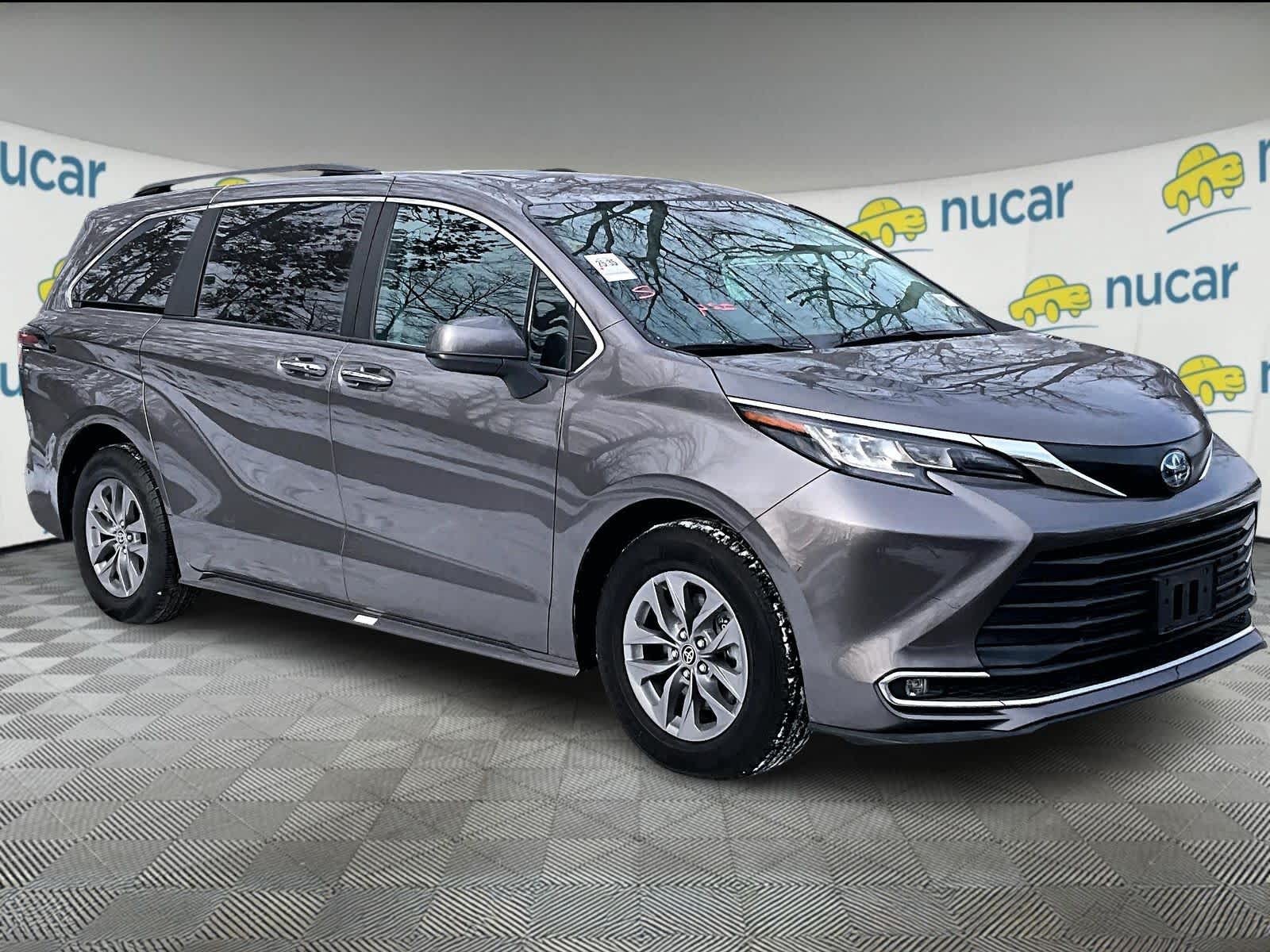 2023 Toyota Sienna XLE's photo