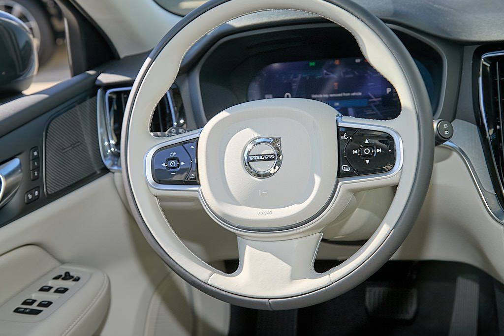 2026 VOLVO V60CC - Image 23