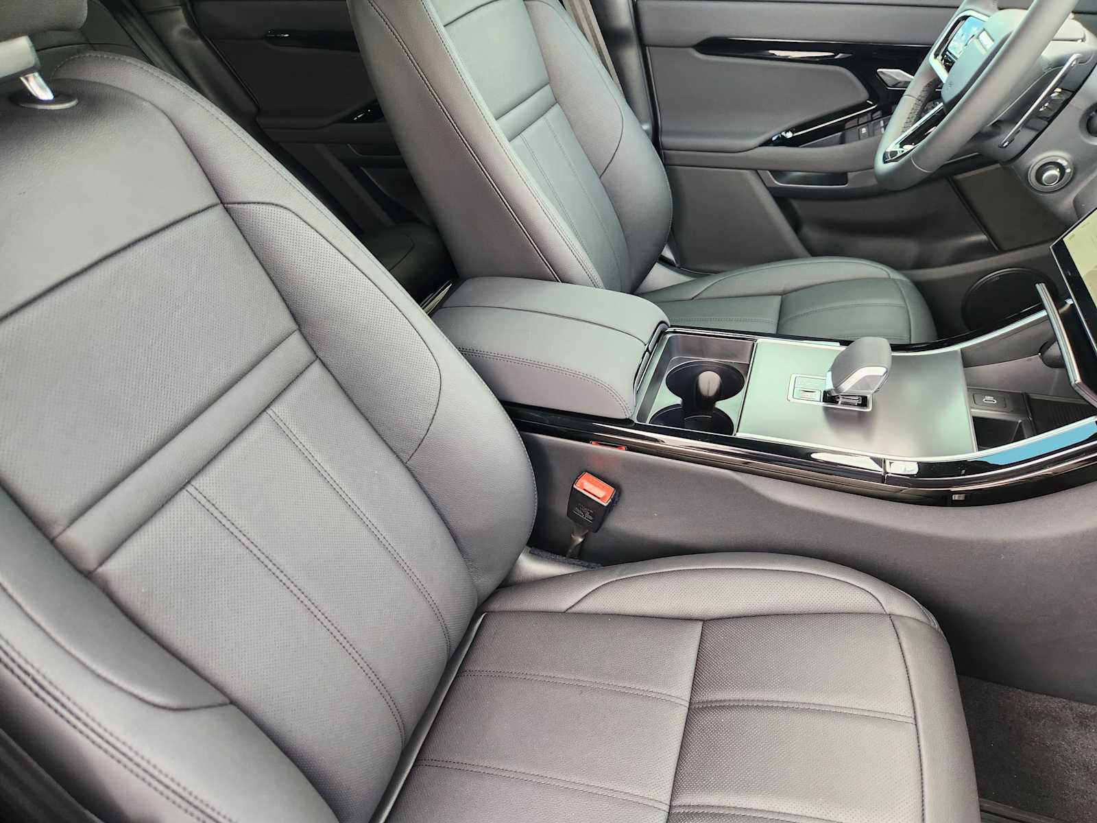 2026 Land Rover Range Rover Evoque Dynamic SE photo 12