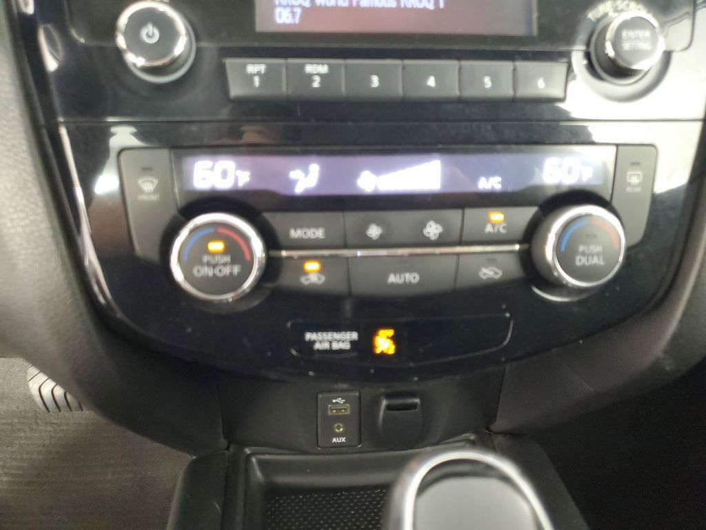 2017 Nissan Rogue SV photo 18