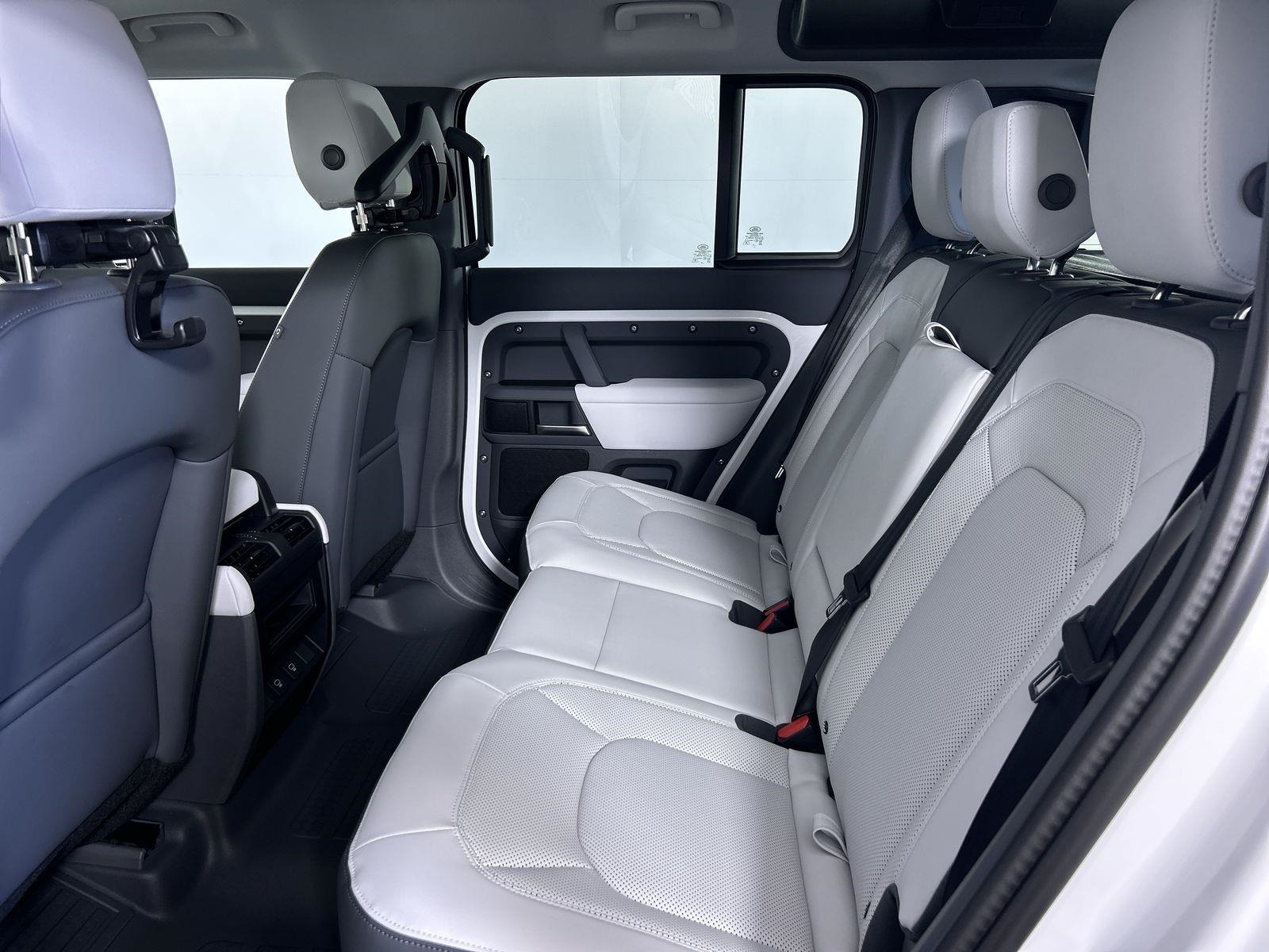 2025 Land Rover Defender 110 S photo 24