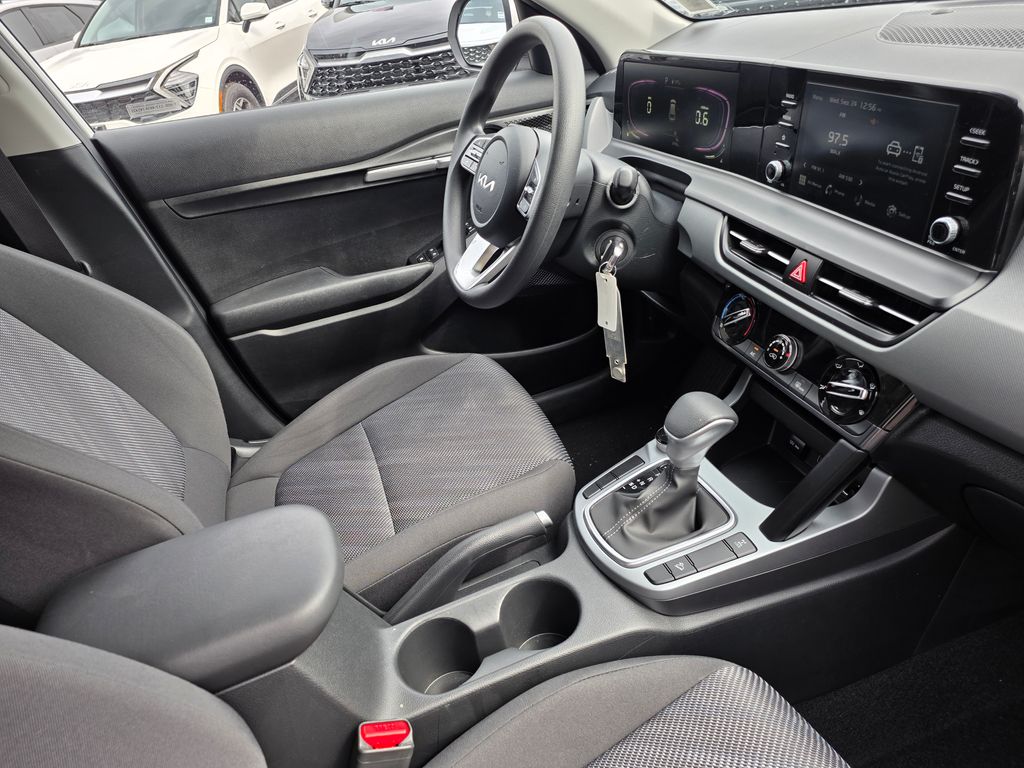 2025 Kia Seltos LX photo 22