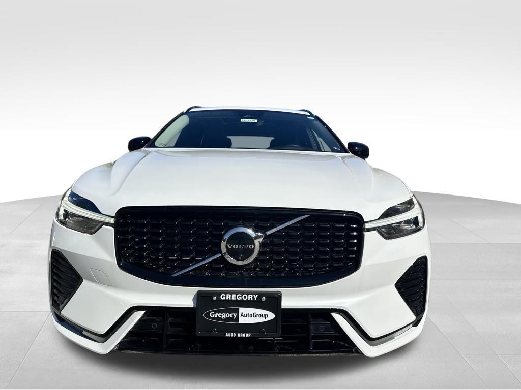 2025 Volvo XC60 B5 Plus photo 2