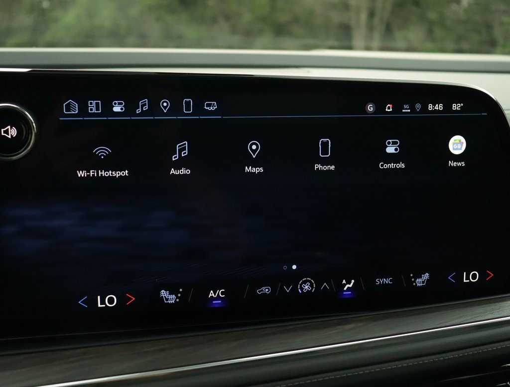2025 Chevrolet Suburban LT photo 15