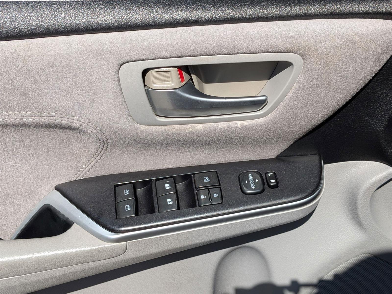 2015 Toyota Camry XSE photo 13