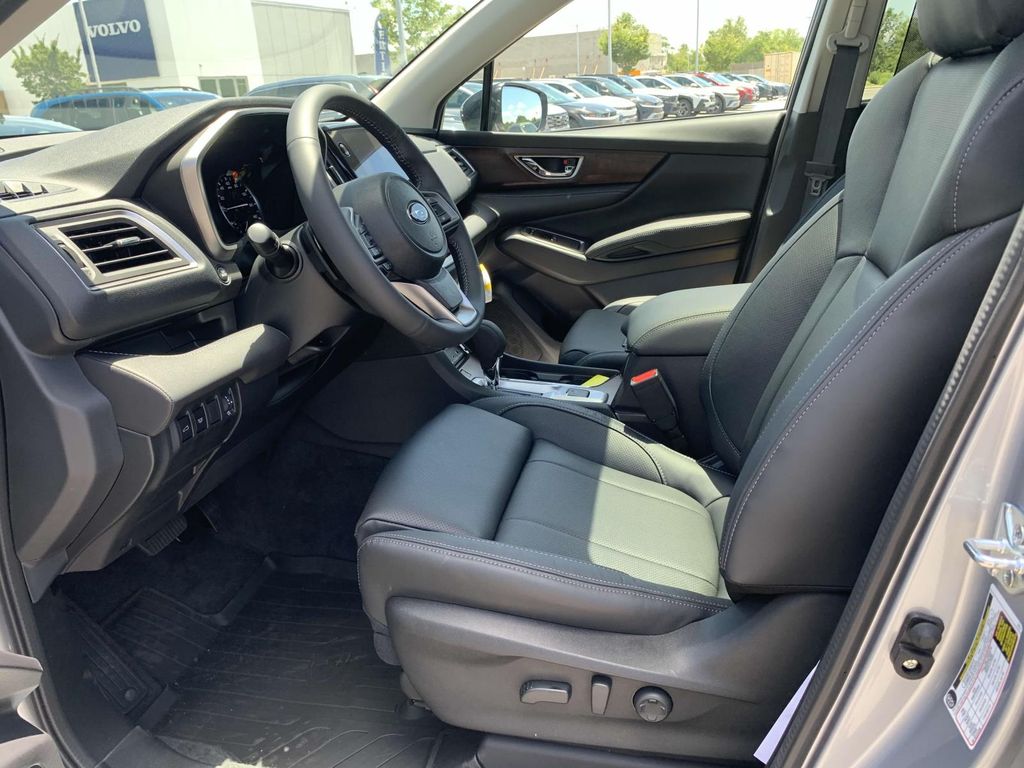 2025 Subaru Ascent Touring photo 4