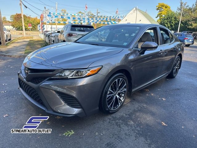 2020 Toyota Camry SE photo 3