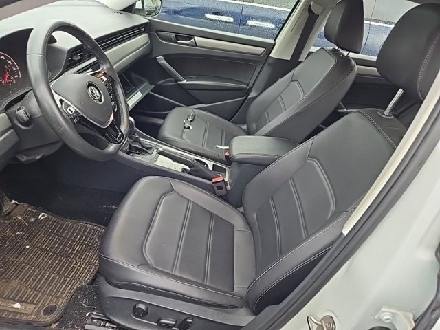2022 Volkswagen Passat 2.0T SE photo 3