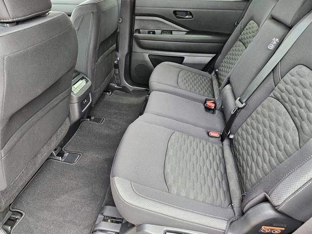 2024 Nissan Pathfinder SV photo 17