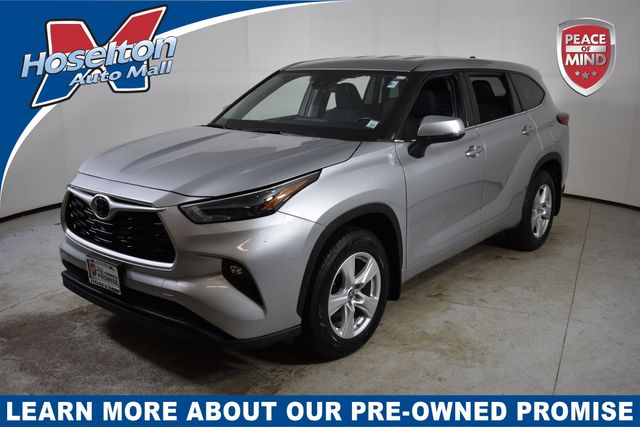 2022 Toyota Highlander LE's photo