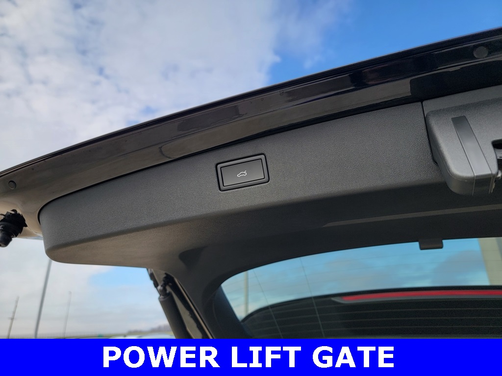 2026 Volkswagen Tiguan SEL R-Line photo 4