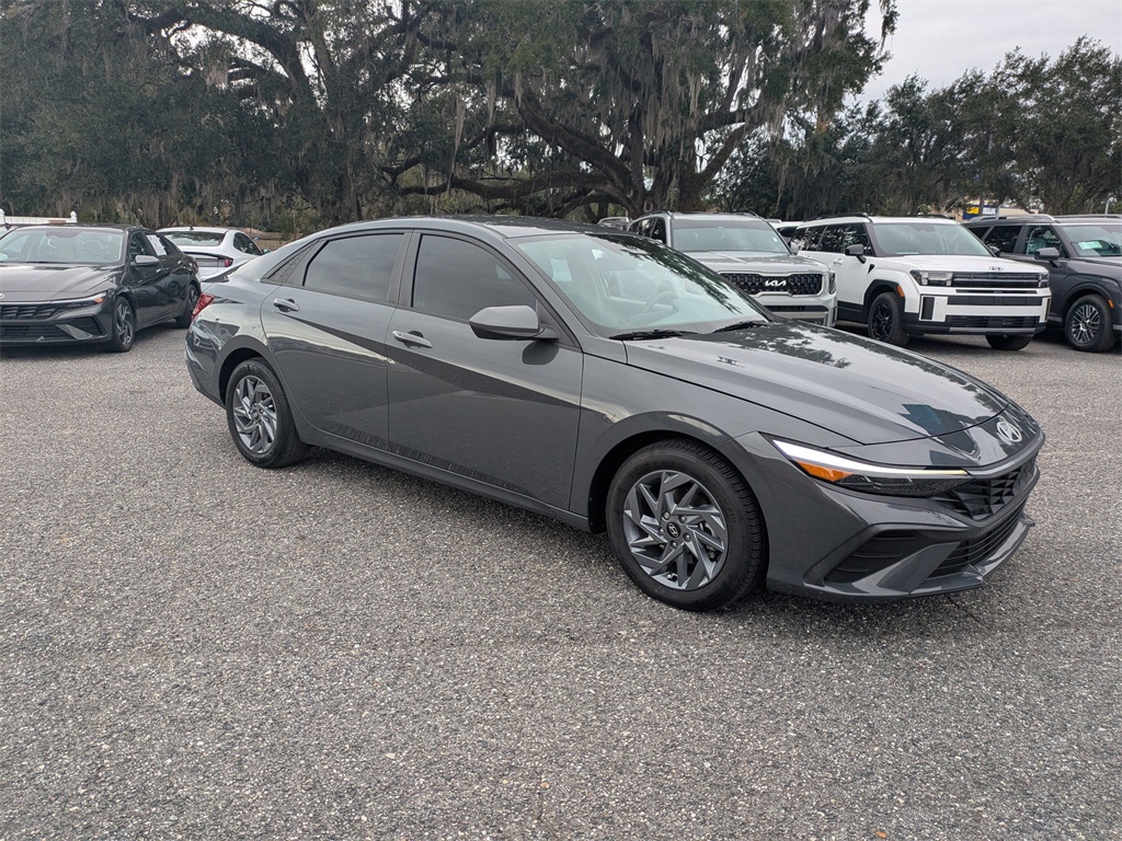 2024 Hyundai Elantra SEL's photo