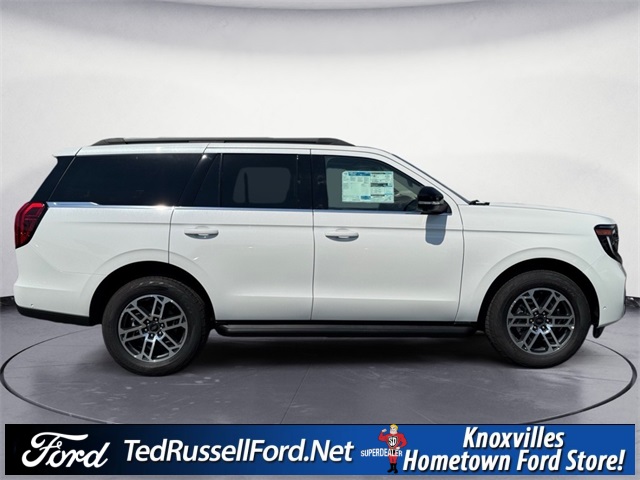 2025 Ford Expedition photo 3