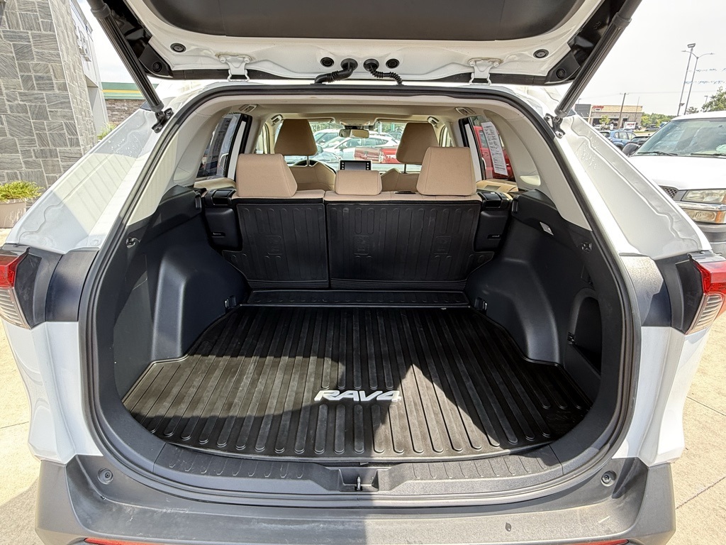 2020 Toyota RAV4 Hybrid XLE photo 29