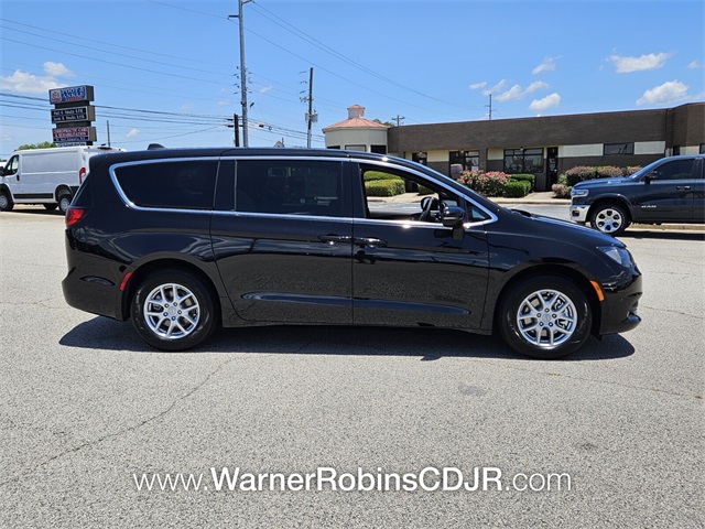 2025 Chrysler Voyager LX photo 14