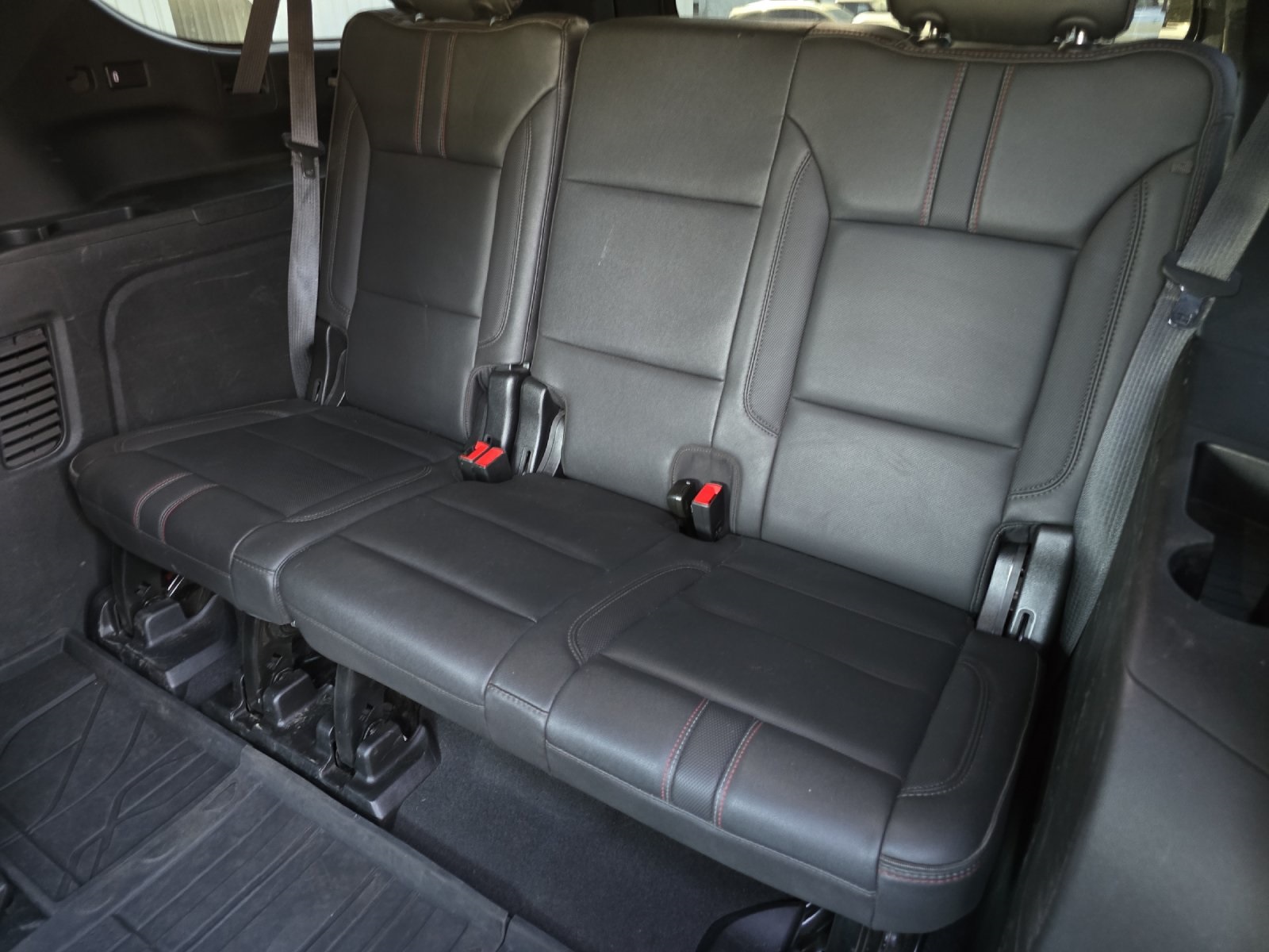 2022 Chevrolet Suburban RST photo 14