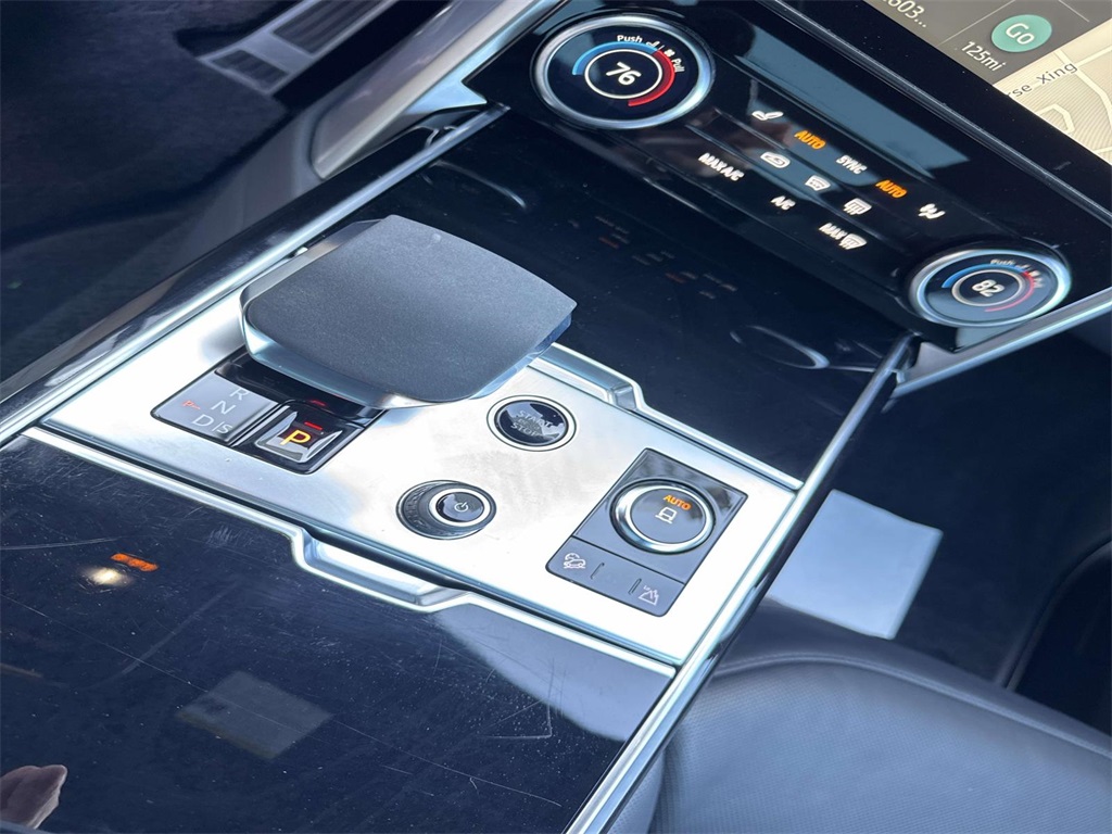 2023 Land Rover Range Rover SE photo 24
