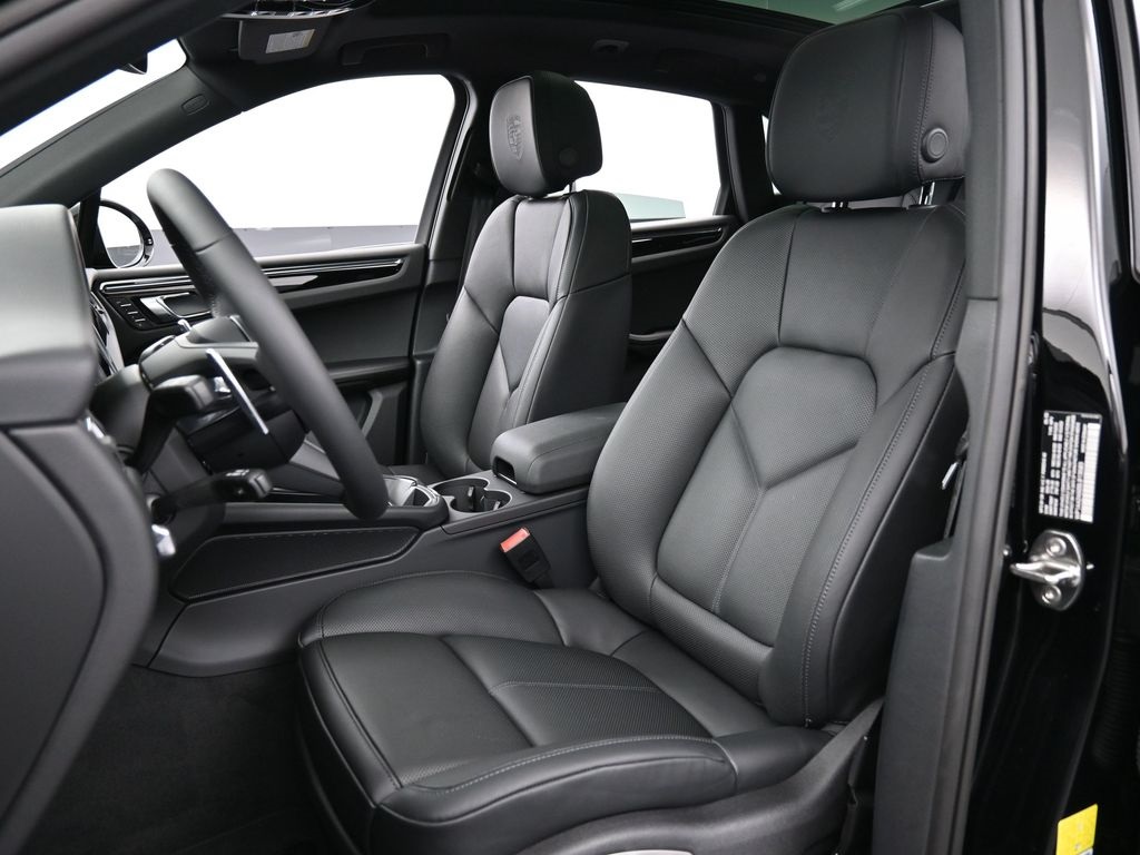 2025 Porsche Macan T photo 4
