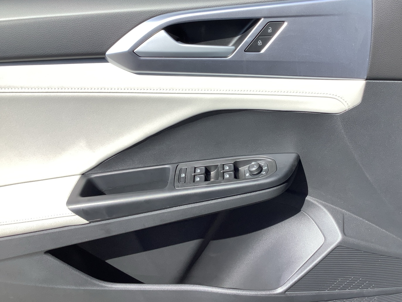 2025 Volkswagen Taos SE photo 25