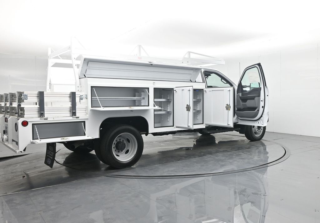 2025 Ford F-450 photo 4