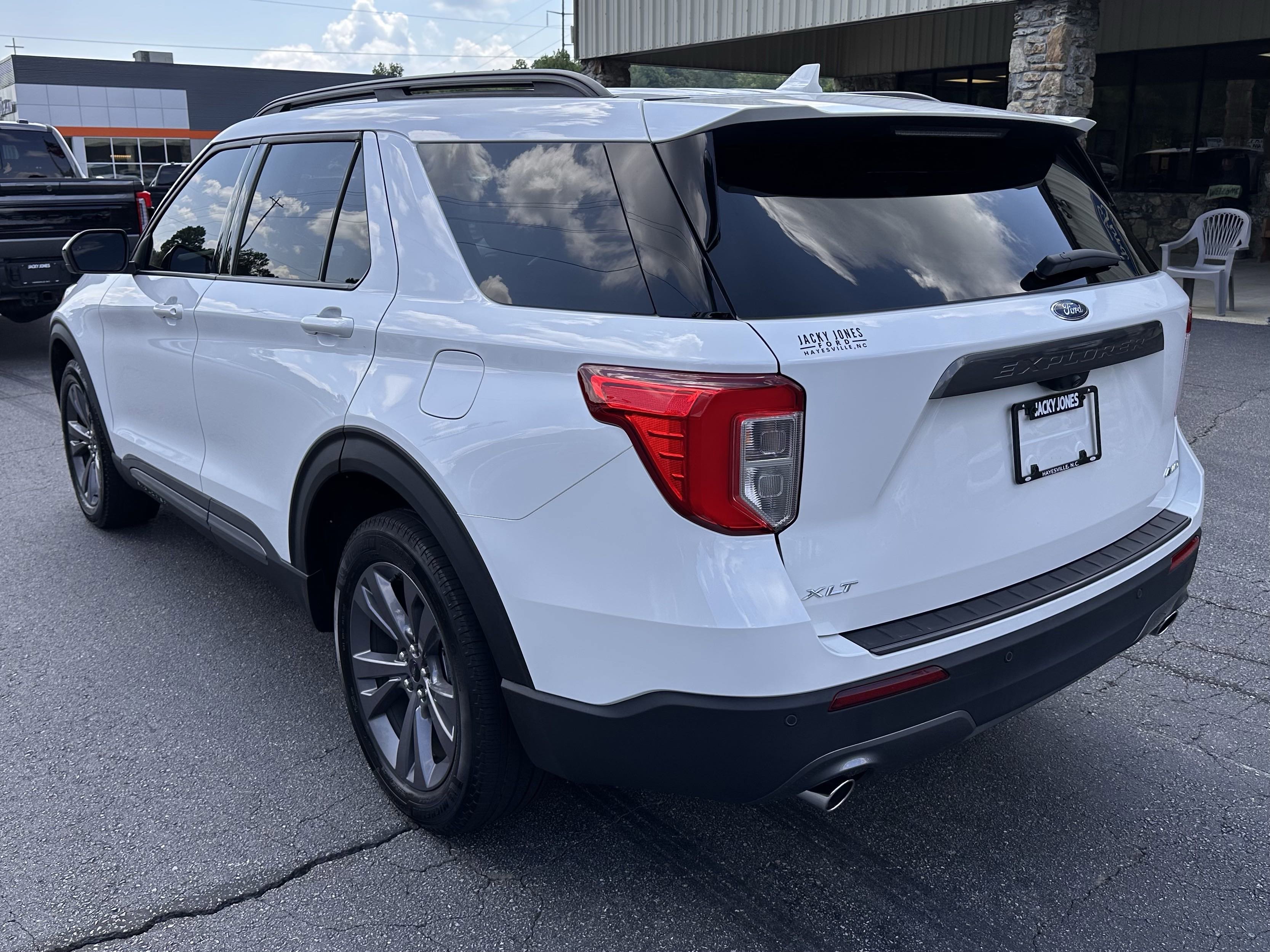 2023 Ford Explorer XLT photo 3
