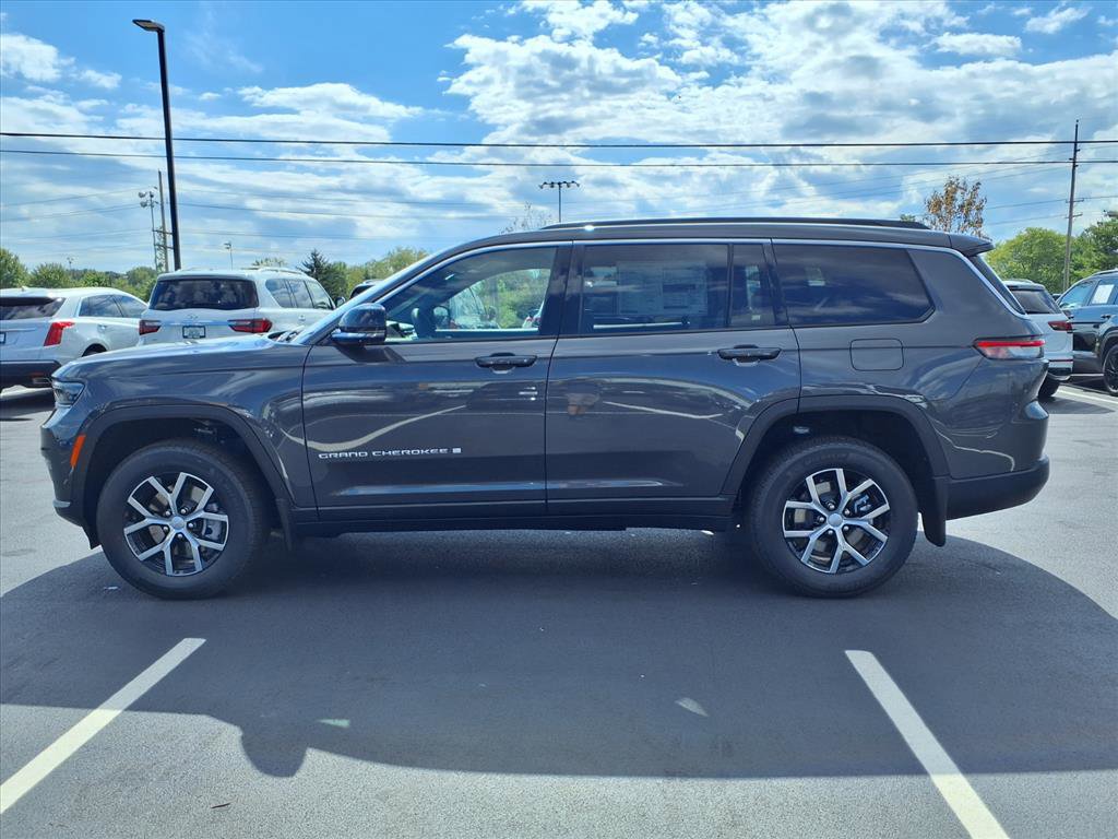 2025 Jeep Grand Cherokee Limited photo 2