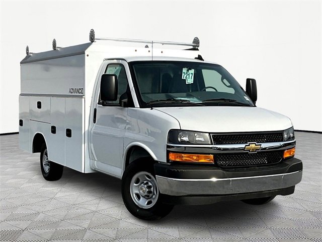 2025 Chevrolet Express Cutaway Base's photo