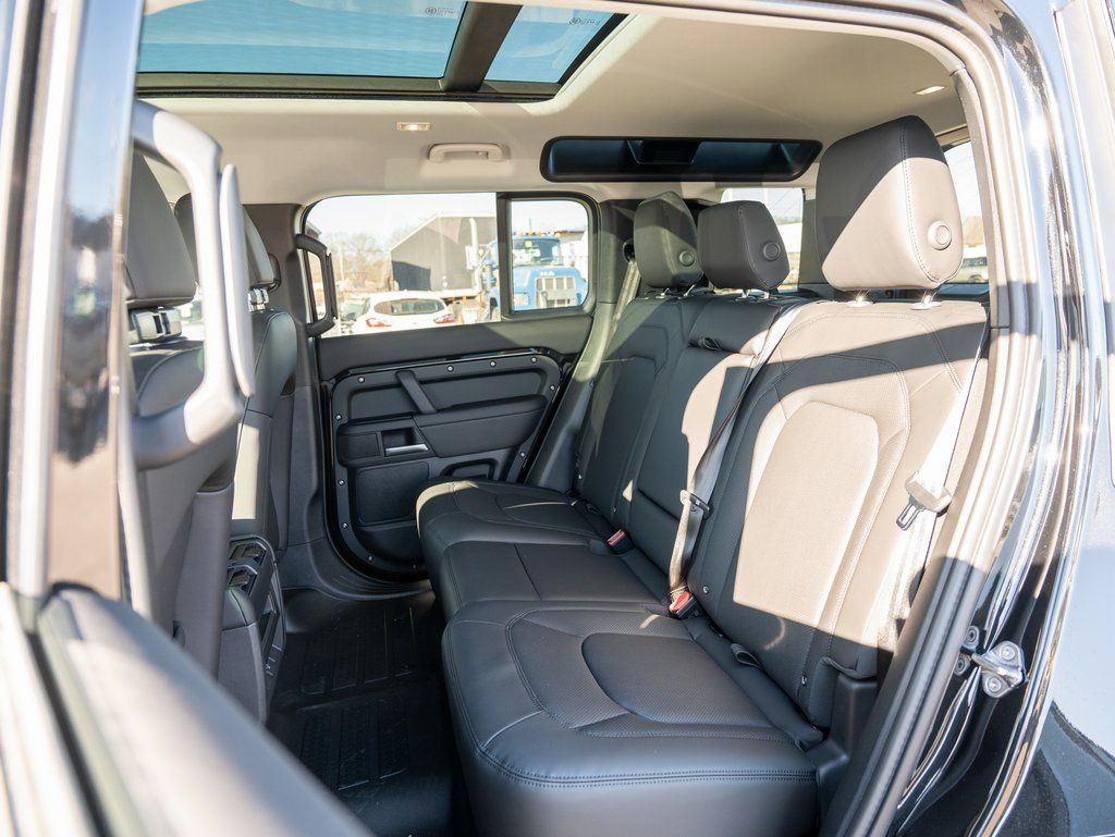 2025 Land Rover Defender 110 S photo 21