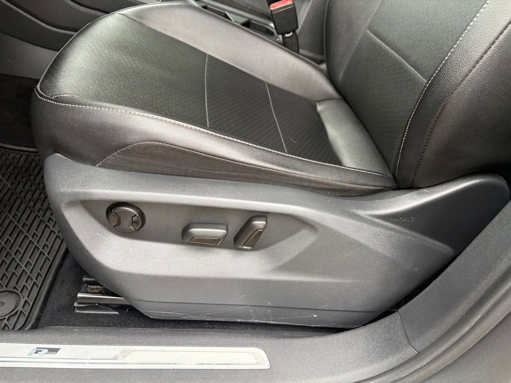 2019 Volkswagen Tiguan SEL R-Line photo 11
