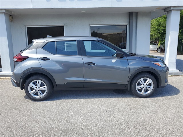 2025 Nissan Kicks Play S photo 2