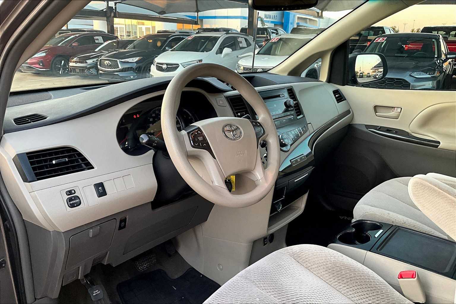 2013 Toyota Sienna LE photo 15