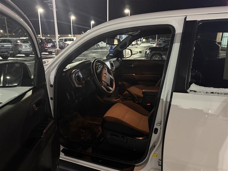 2022 Toyota Tacoma TRD Off-Road photo 2