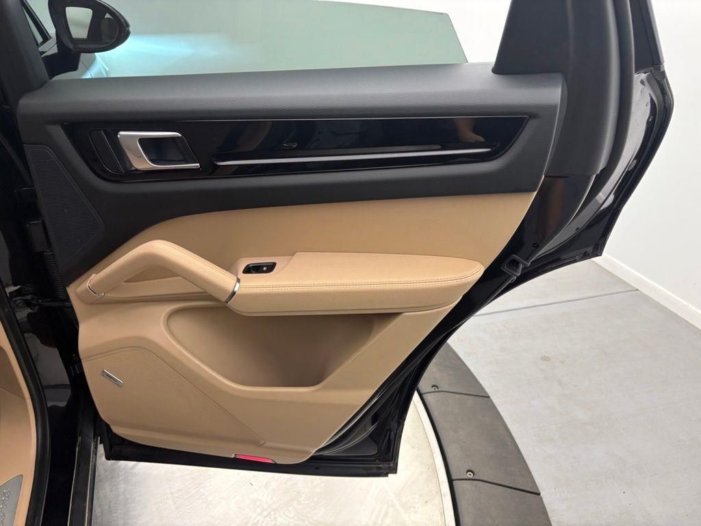 2022 Porsche Cayenne Base photo 19