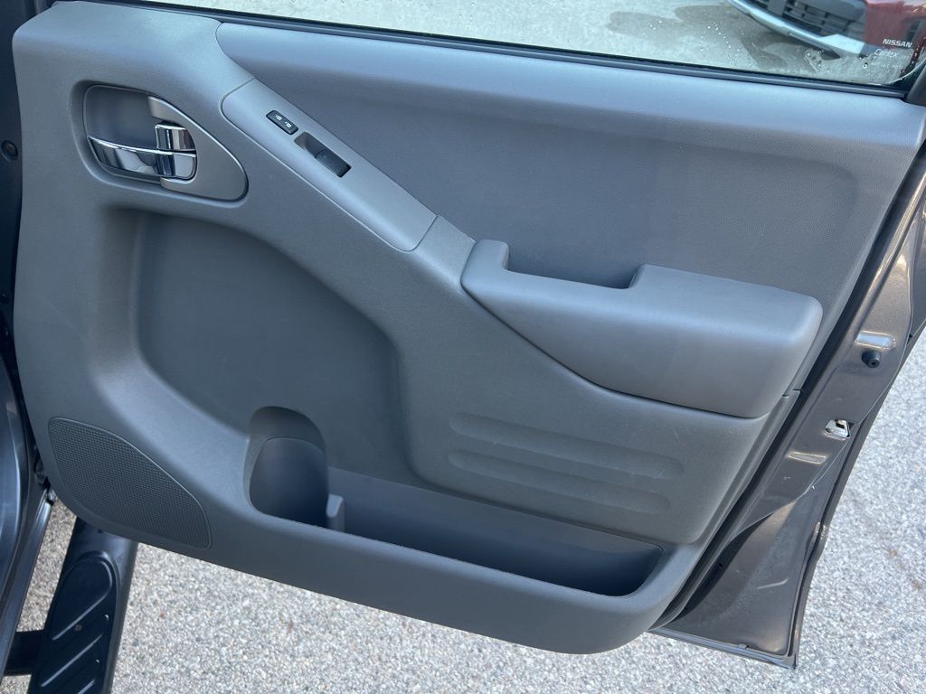 2021 Nissan Frontier Crew Cab photo 16