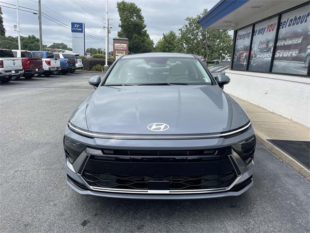 2025 Hyundai Sonata SEL photo 3
