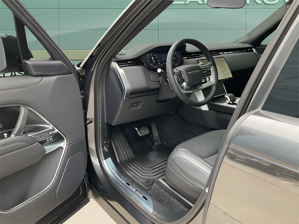 2025 Land Rover Range Rover SE photo 7