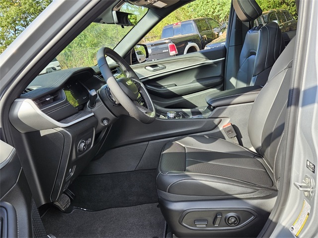 2025 Jeep Grand Cherokee Limited photo 4