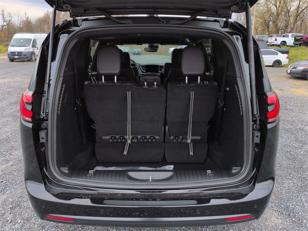 2026 Chrysler Pacifica photo 4